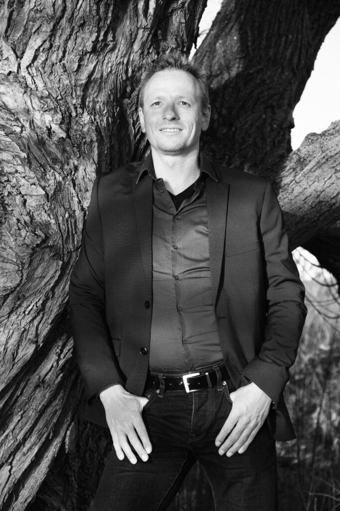 Daniel Niedzwetzki vor einem alten Baum